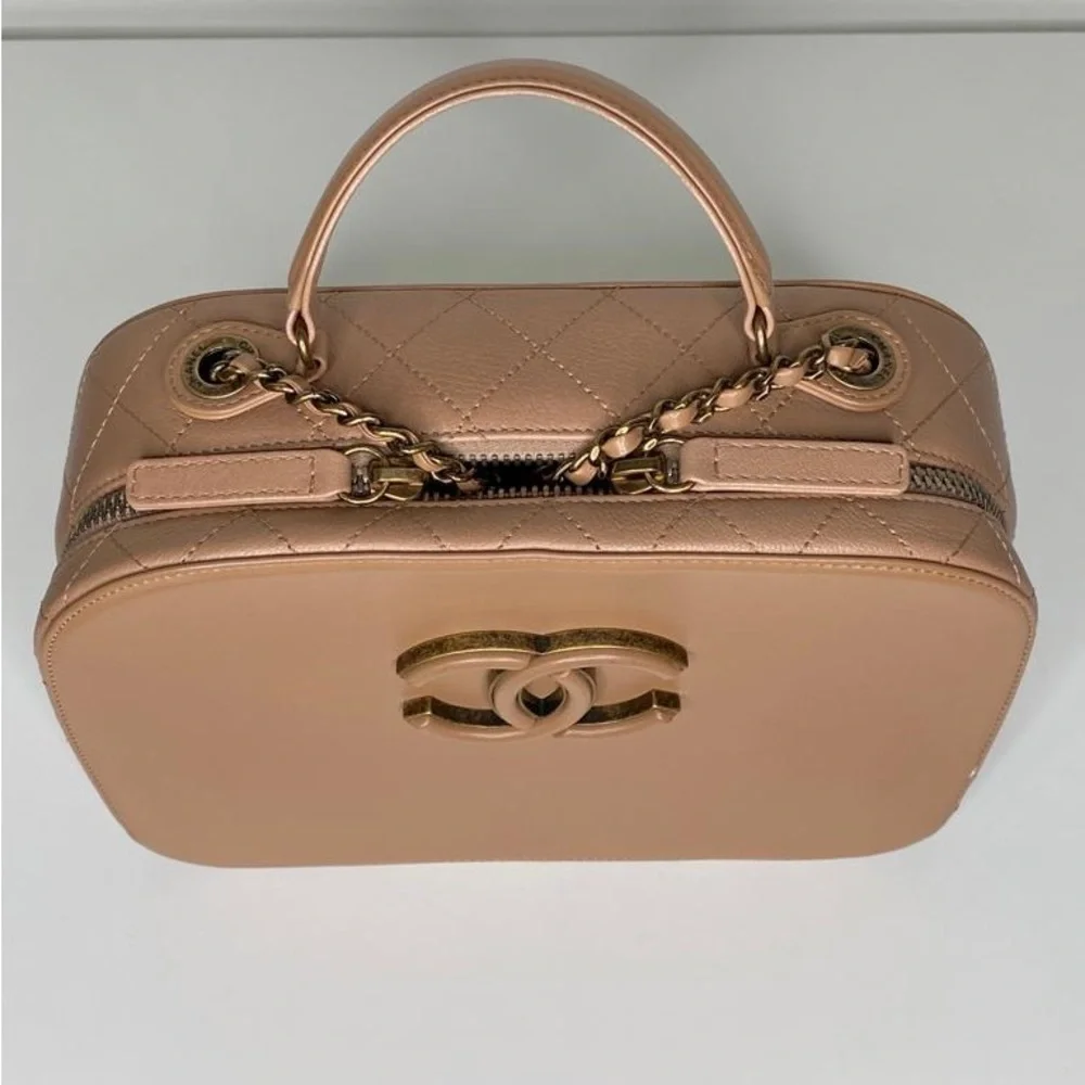 Chanel Coco Curve Vanity – Beige Shiny Calfskin & Goatskin, Antique Gold-Tone Ch